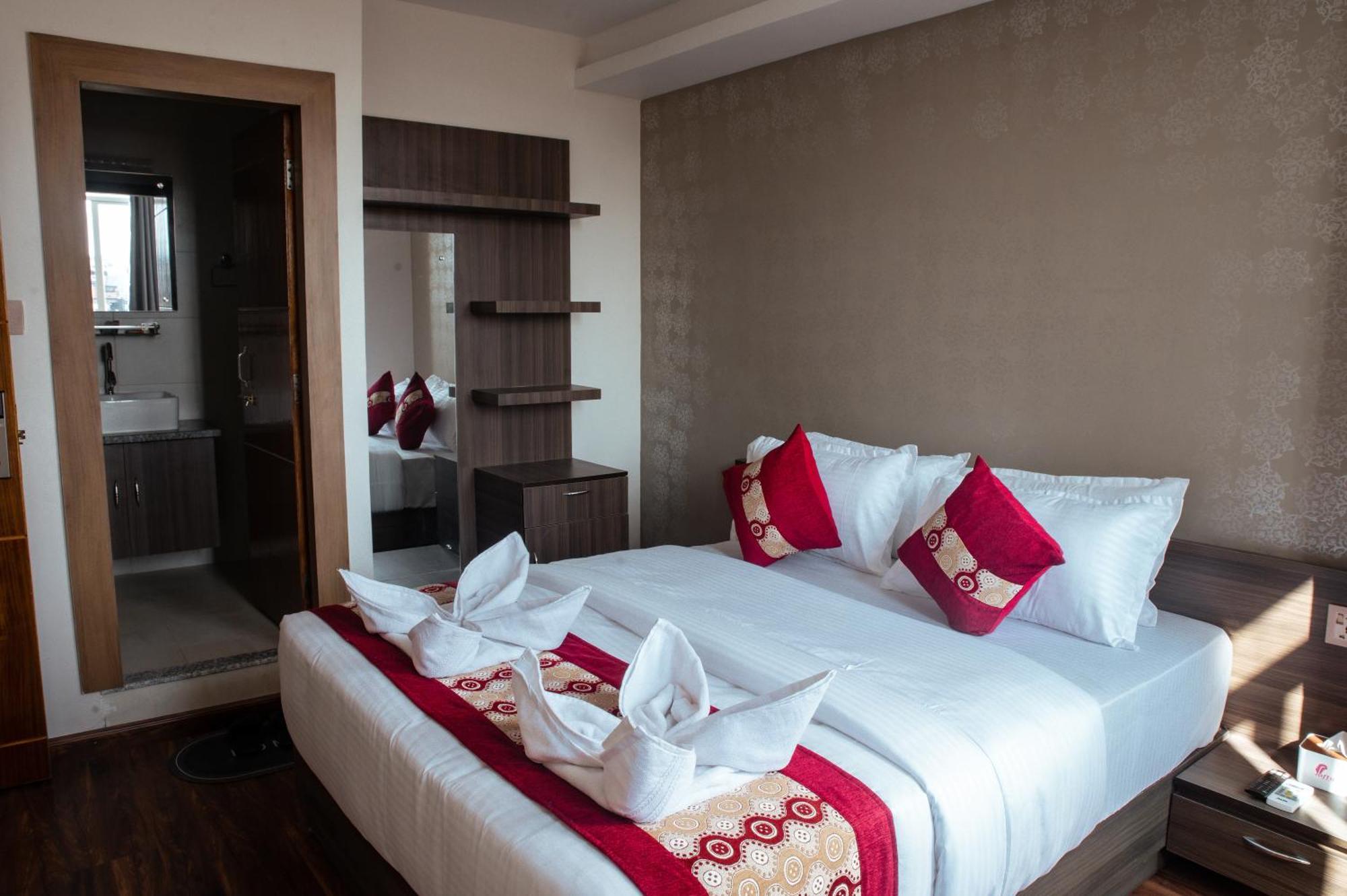Kusum Airport Hotel Kathmandu Bagian luar foto